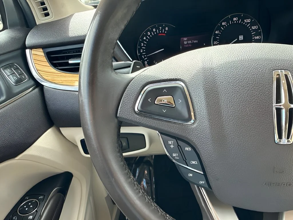 Used 2015 White Lincoln Base image 16