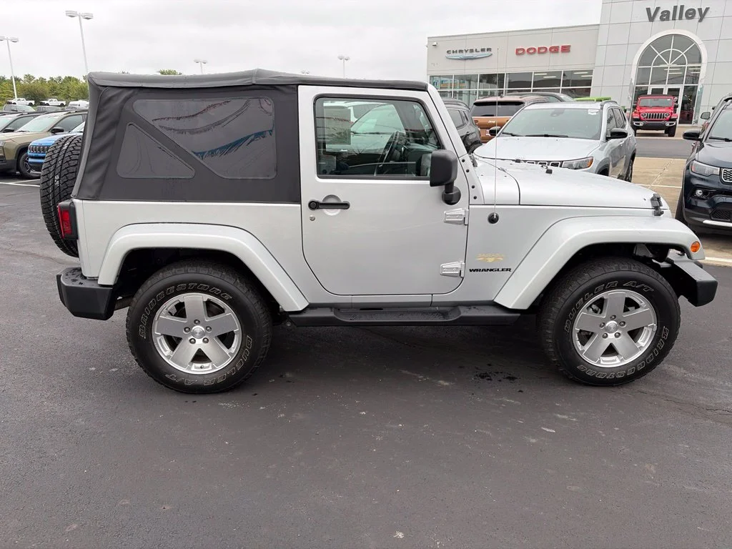 Used 2009 Silver Jeep Sahara image 8