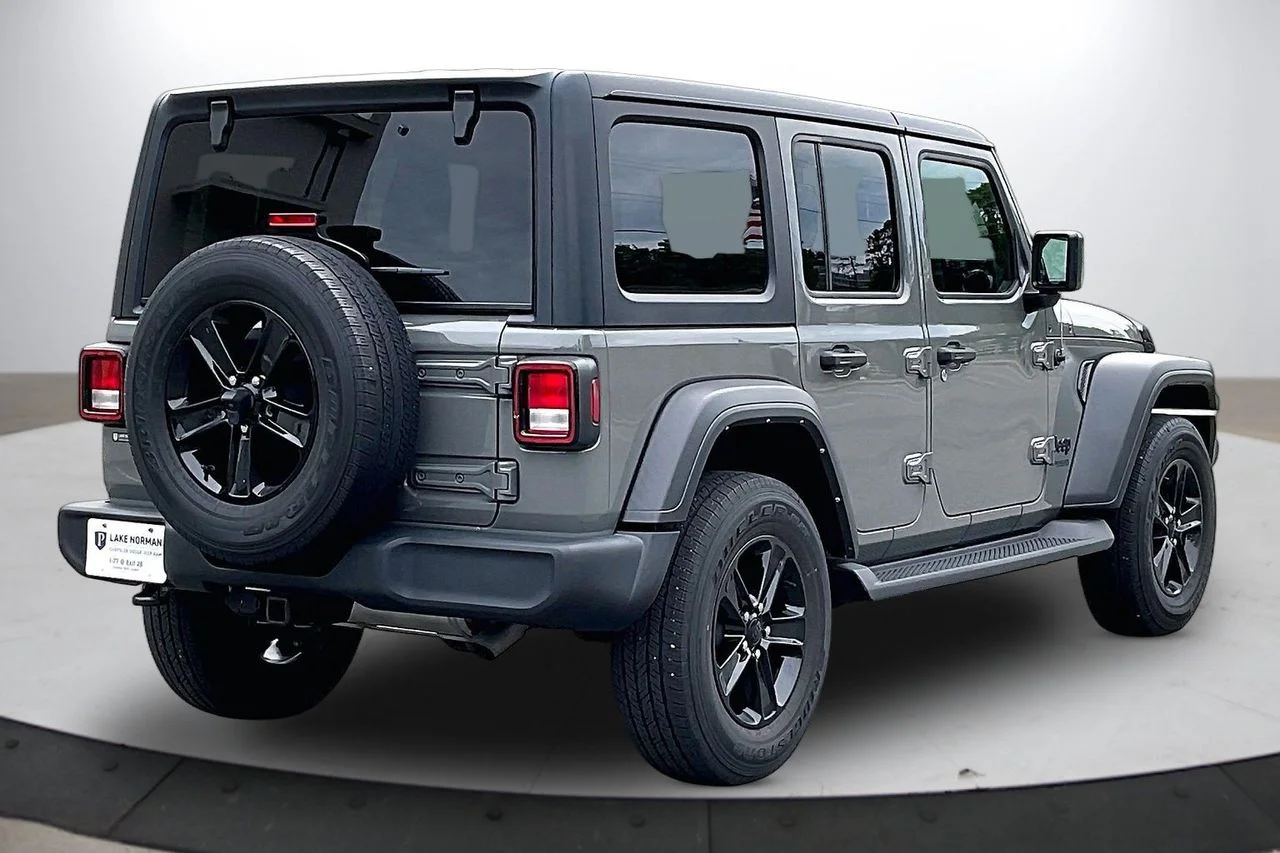 Used 2022 Gray Jeep Sport Altitude image 9