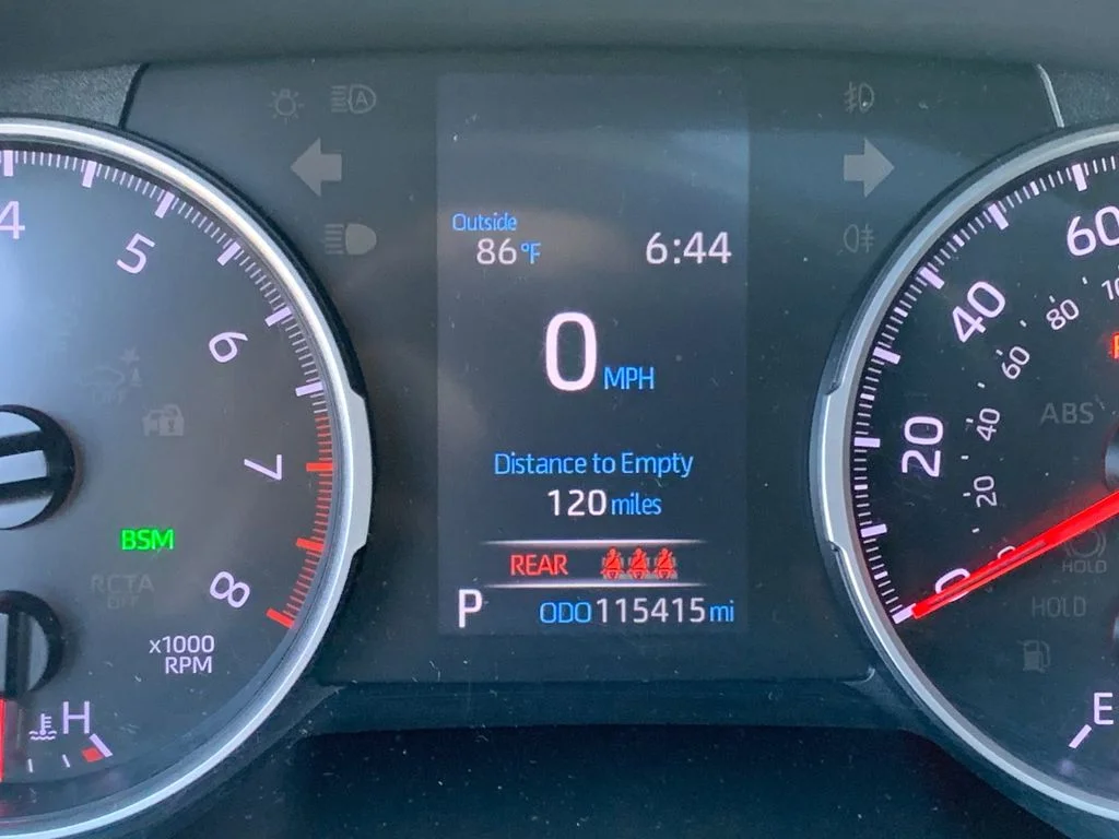 Used 2020  Toyota XLE Premium image 32