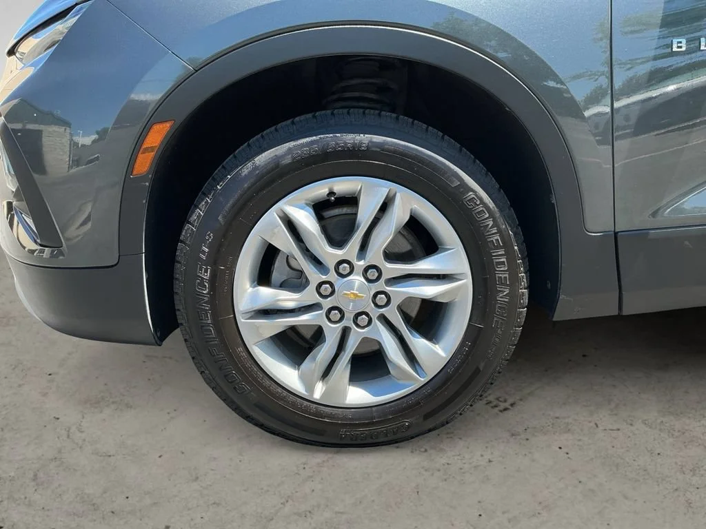 Used 2019 NIGHTFALL GRAY METALLIC Chevrolet 4DR FWD LT image 9