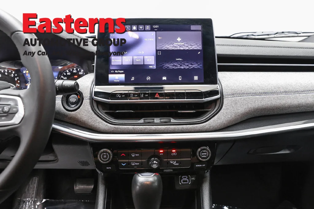 Used 2024 White Jeep Latitude image 11