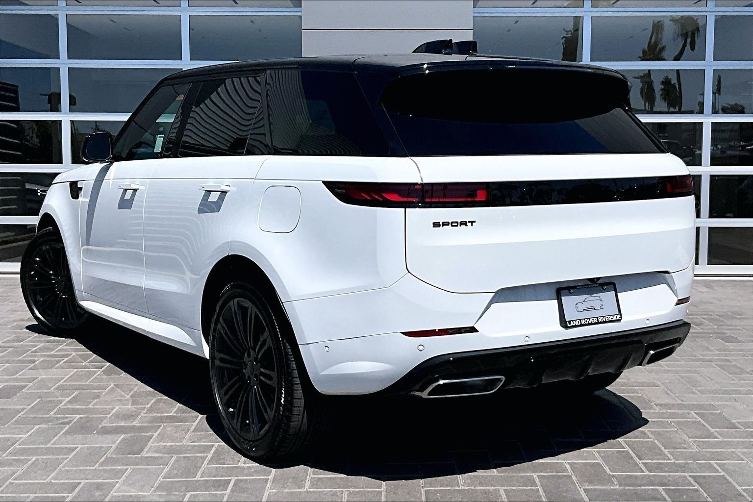 New 2026 Fuji White LAND ROVER Dynamic SE image 3