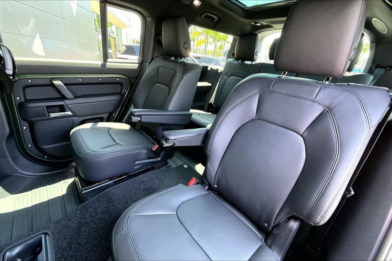 New 2026 Woolstone Green Land Rover X-Dynamic SE image 10