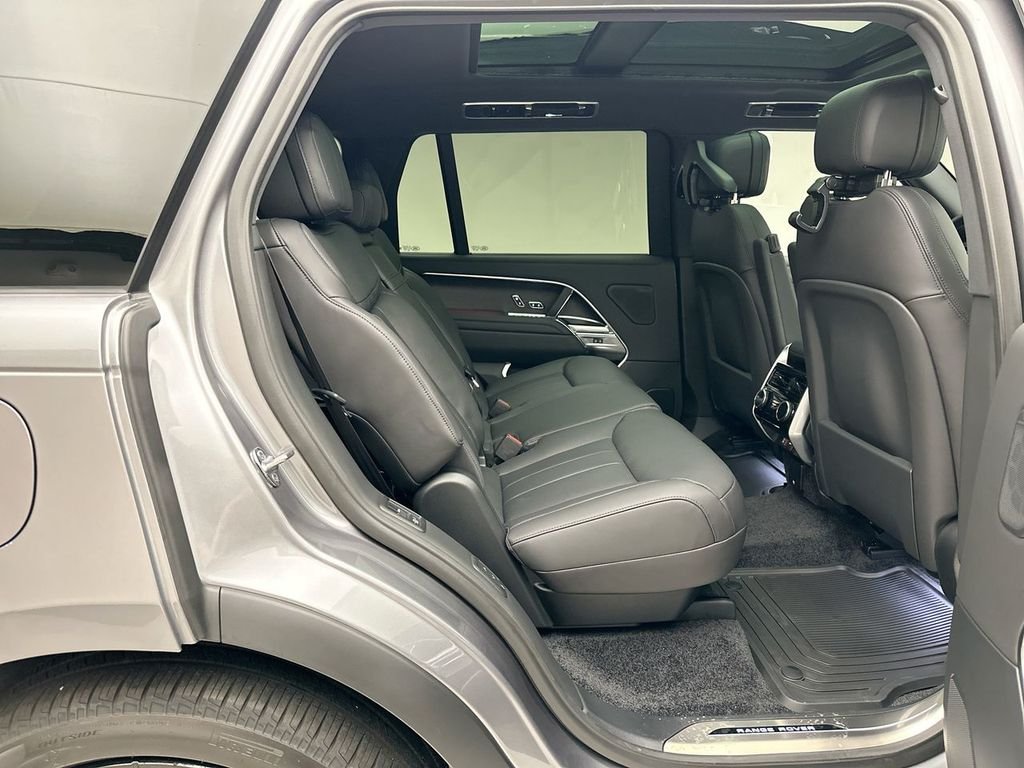 New 2026 Eiger Grey Land Rover SE image 7