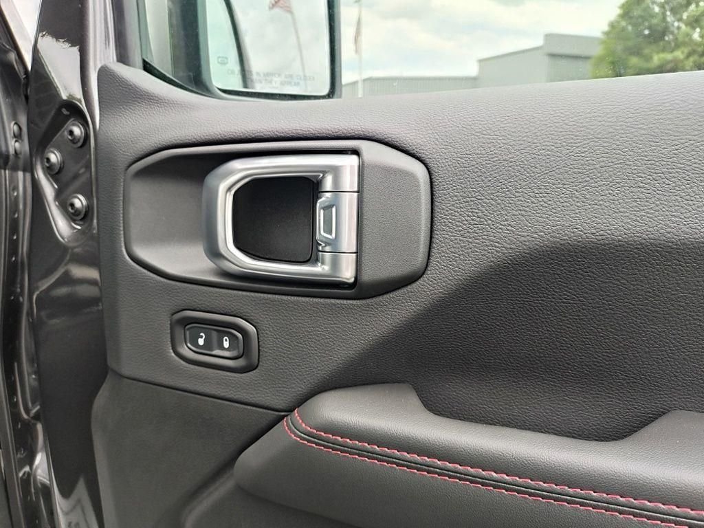 New 2026 Granite Crystal Metallic Clear-Coat Exterior Paint Jeep Rubicon X image 39