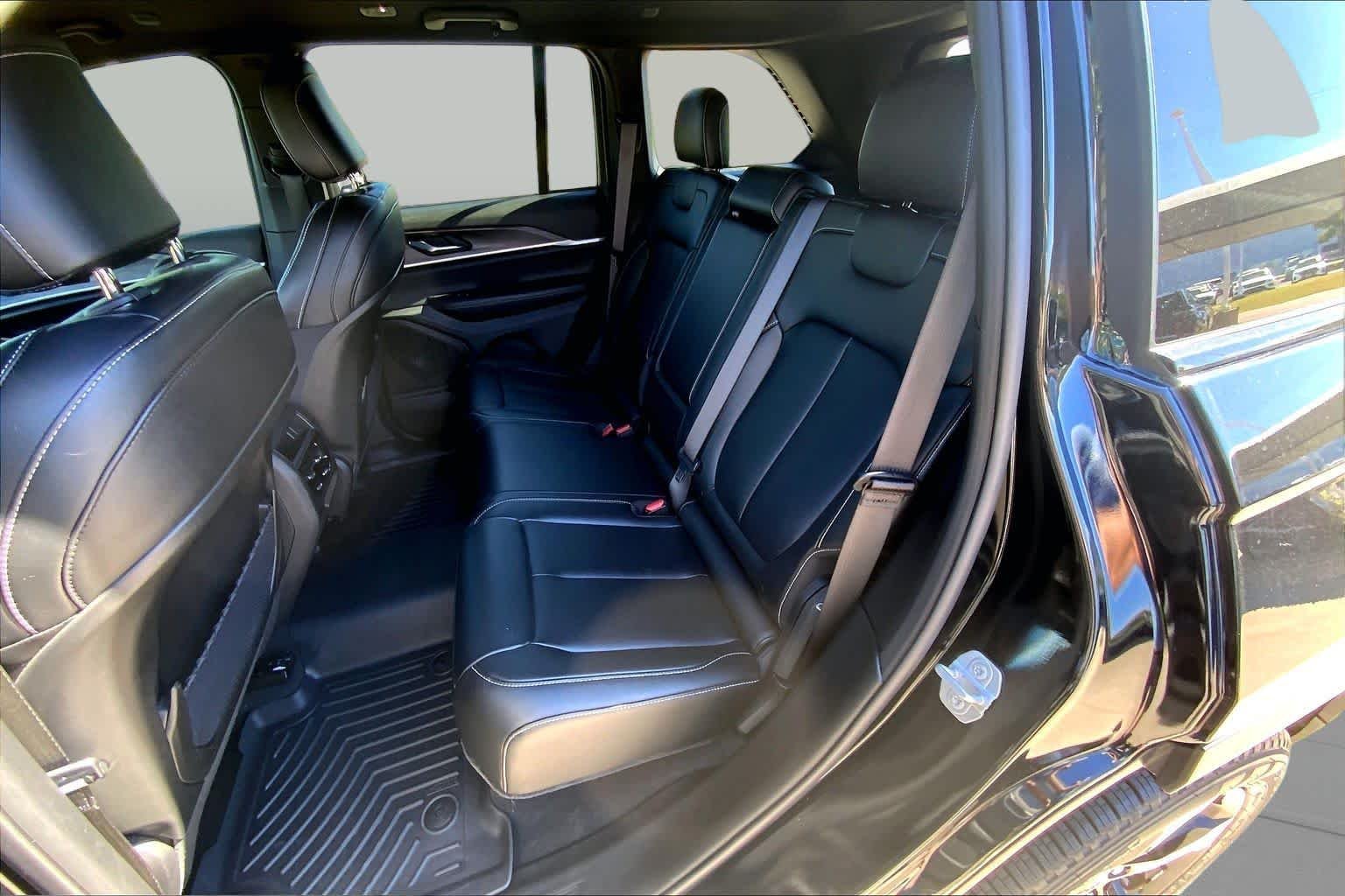 Used 2024 Diamond Black Crystal Pearlcoat Jeep Limited image 19