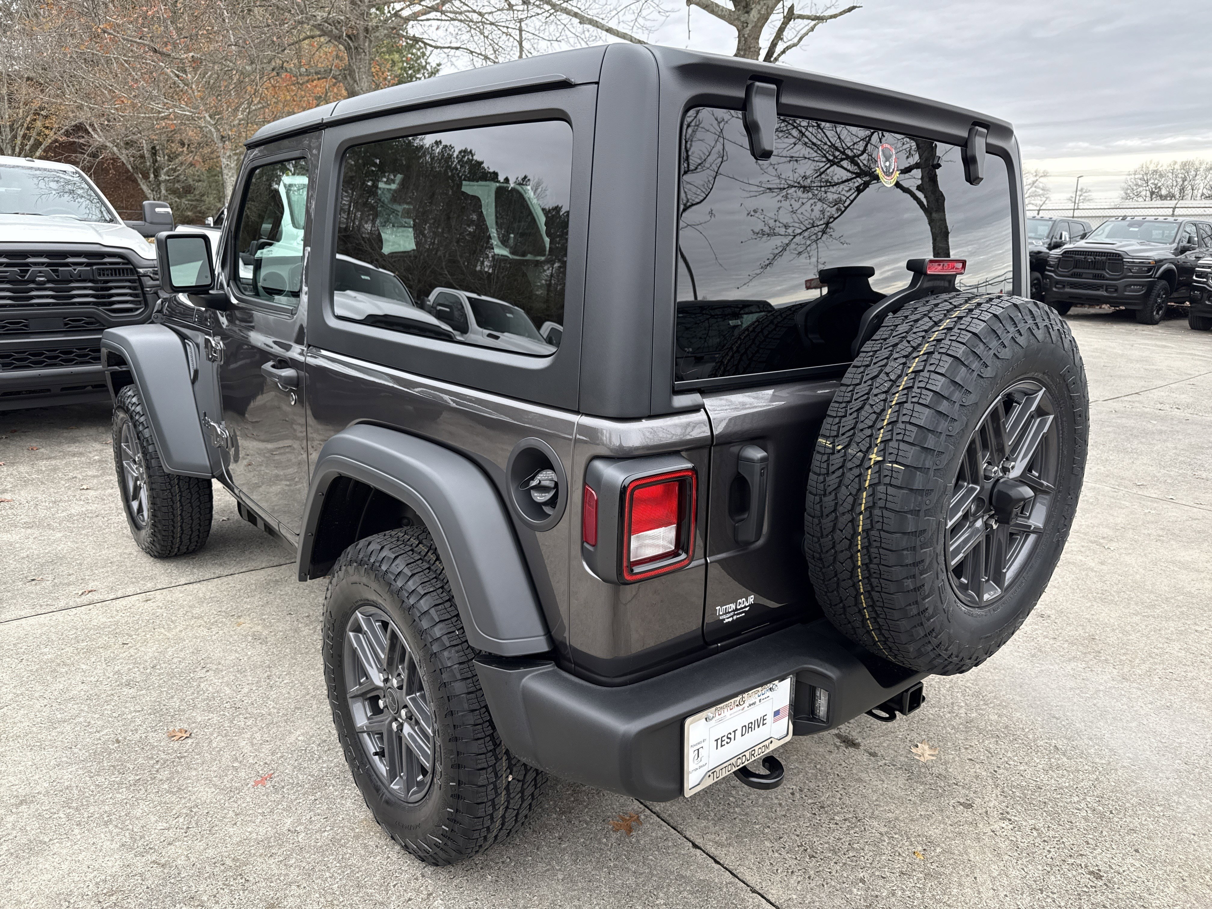 New 2026 Granite Crystal Metallic Clearcoat Jeep Sport S image 5