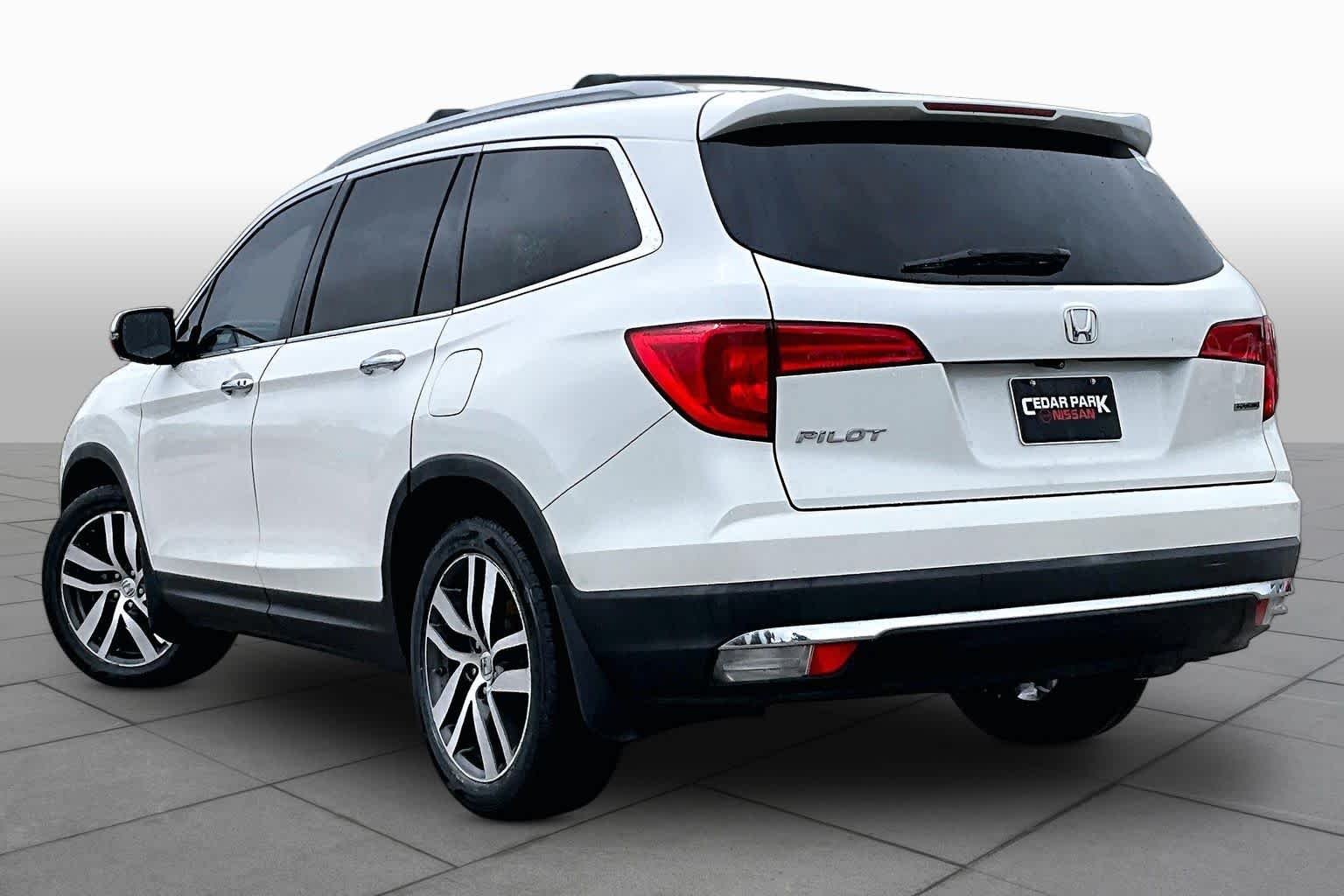 Used 2016 White Diamond Pearl Honda Touring image 12