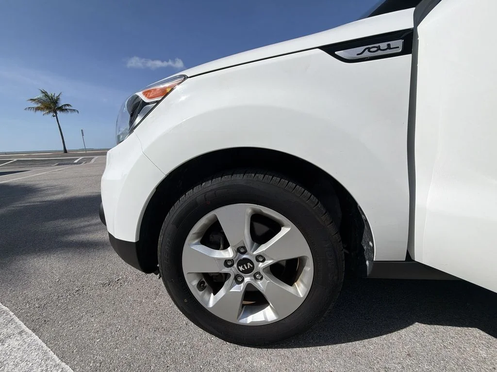 Used 2018 White Kia Base image 40