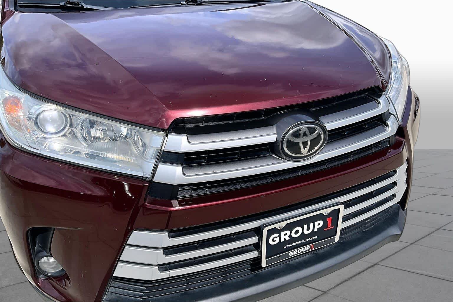 Used 2017 Ooh La La Rouge Mica Toyota XLE image 28