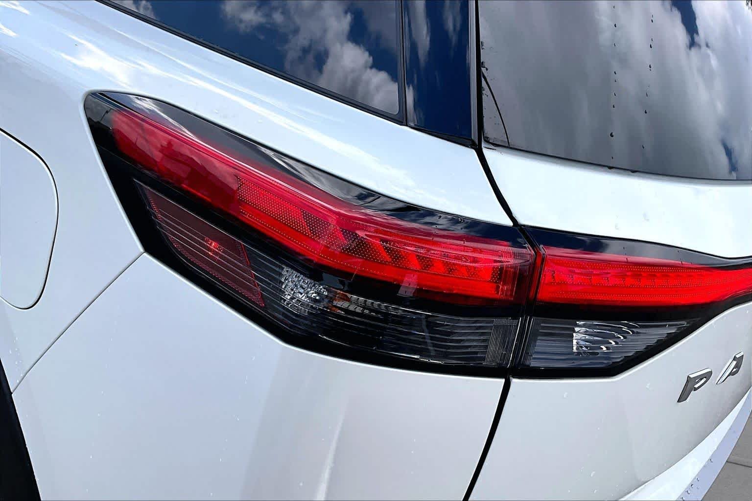 Used 2024 Pearl White Tricoat Nissan SL image 27