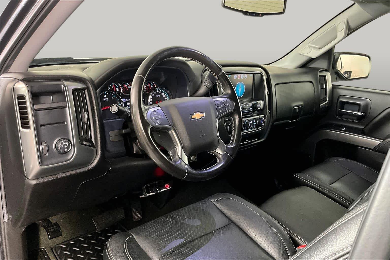 Used 2018 GRAPHITE METALLIC Chevrolet LT image 17