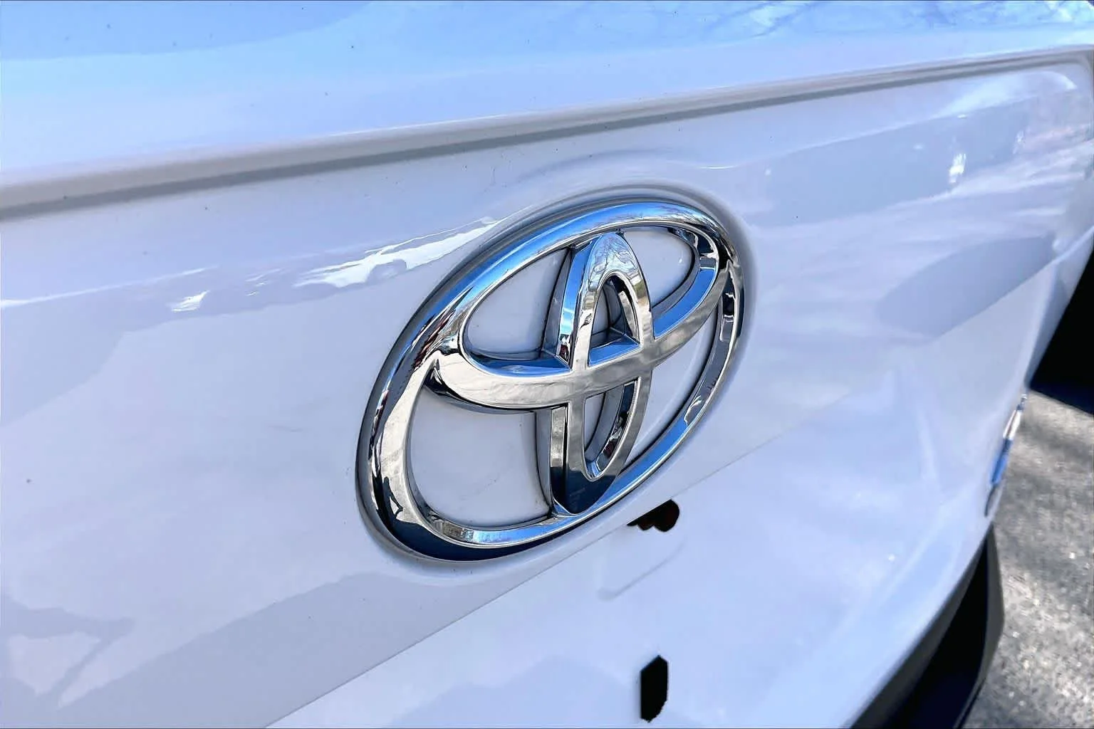 Used 2023 Ice Cap Toyota LE image 29