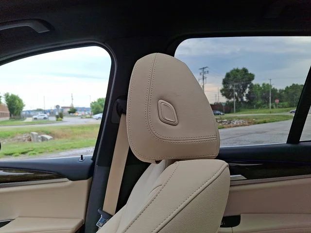 Used 2021 Gray BMW xDrive30i image 17
