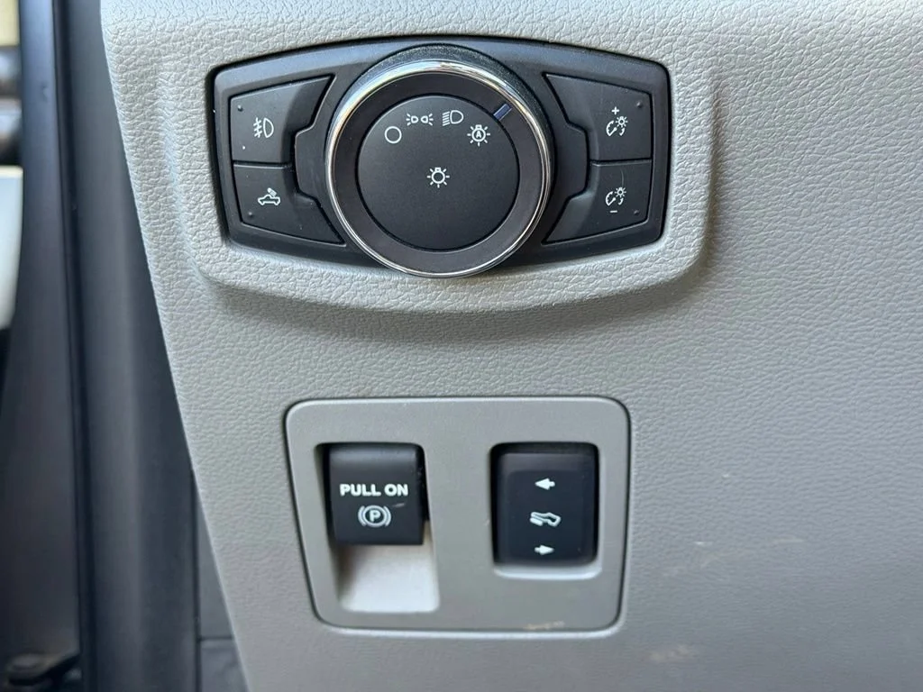 Used 2018 Silver Ford XLT image 29