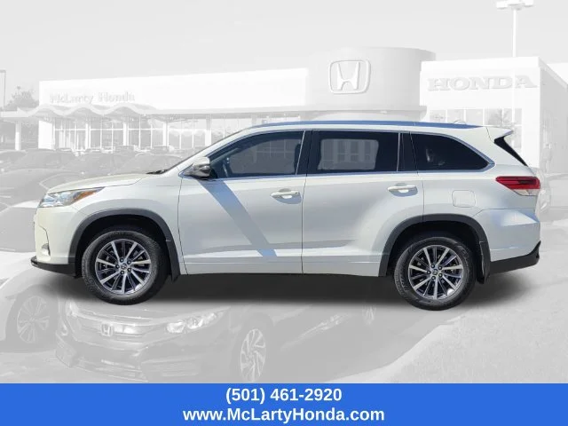 Used 2018 Blizzard Pearl Toyota XLE image 2