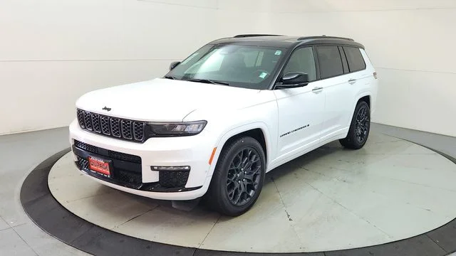 Used 2025 White Jeep Summit image 3