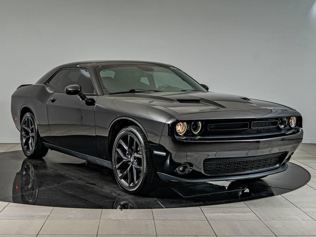 Used 2021 Pitch Black Clearcoat Dodge SXT image 3