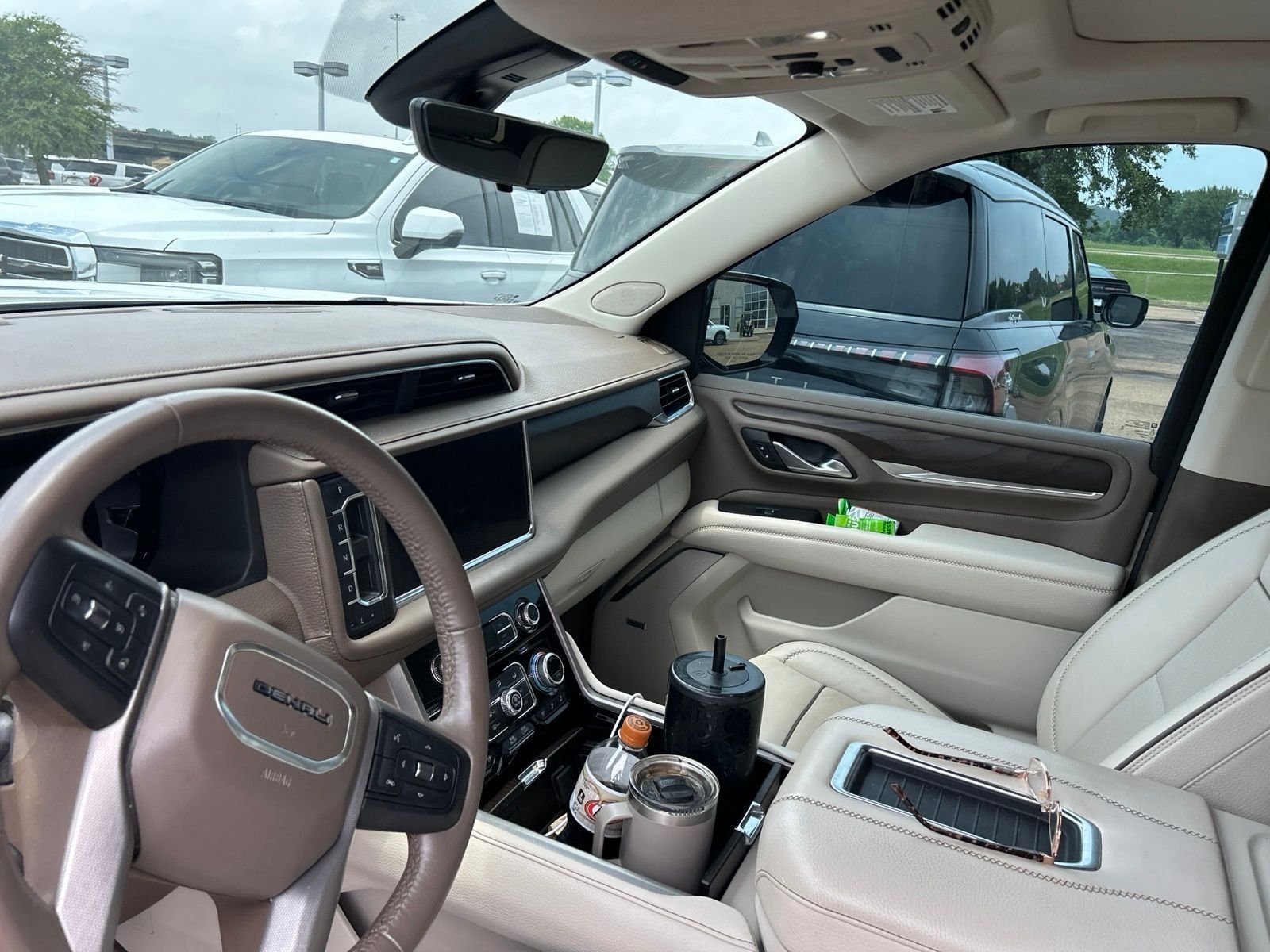Used 2022 White GMC Denali image 27