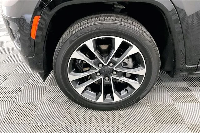 Used 2023 Diamond Black Crystal Pearlcoat Jeep Overland image 10