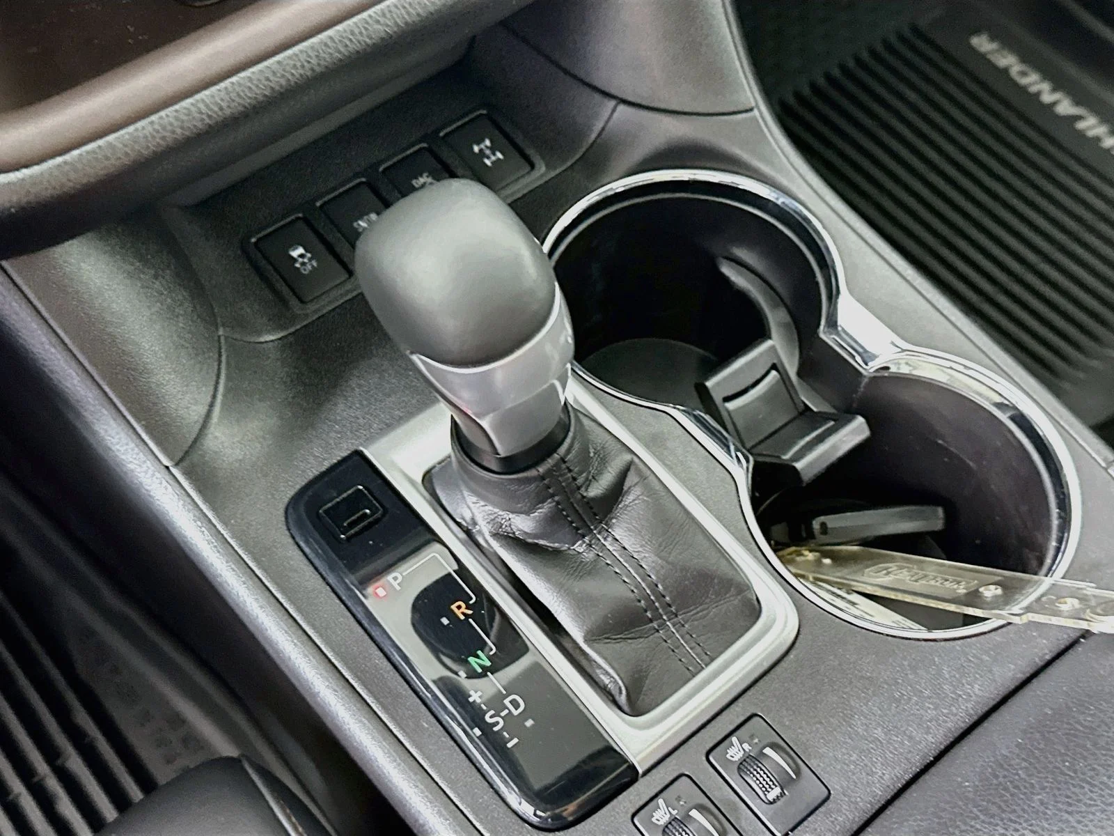 Used 2019 White Toyota XLE image 17