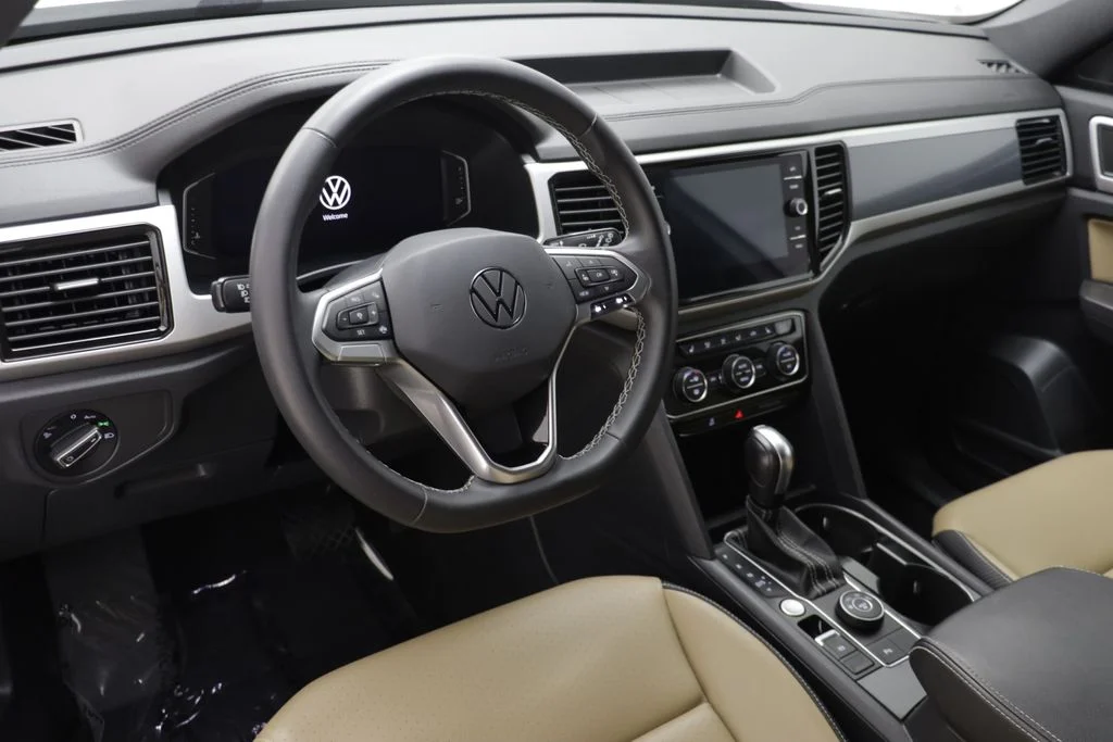 Used 2023 Pure White Volkswagen 3.6L V6 SE w/Technology image 6
