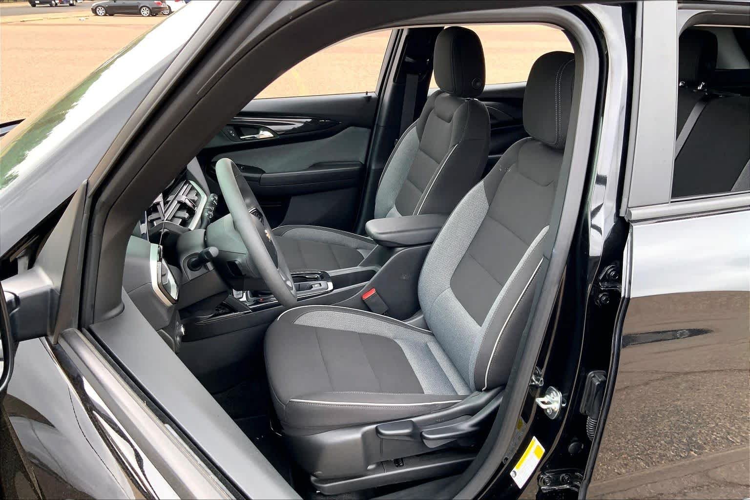 Used 2025 Mosaic Black Metallic Chevrolet LT image 8