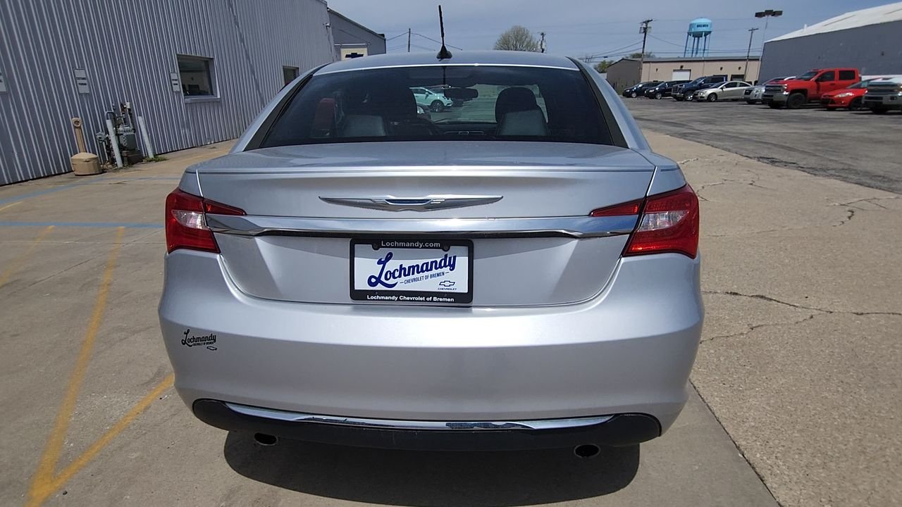 Used 2012  Chrysler Limited image 8