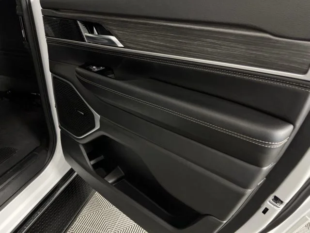 2023 Jeep Wagoneer L Series III - Photo 27