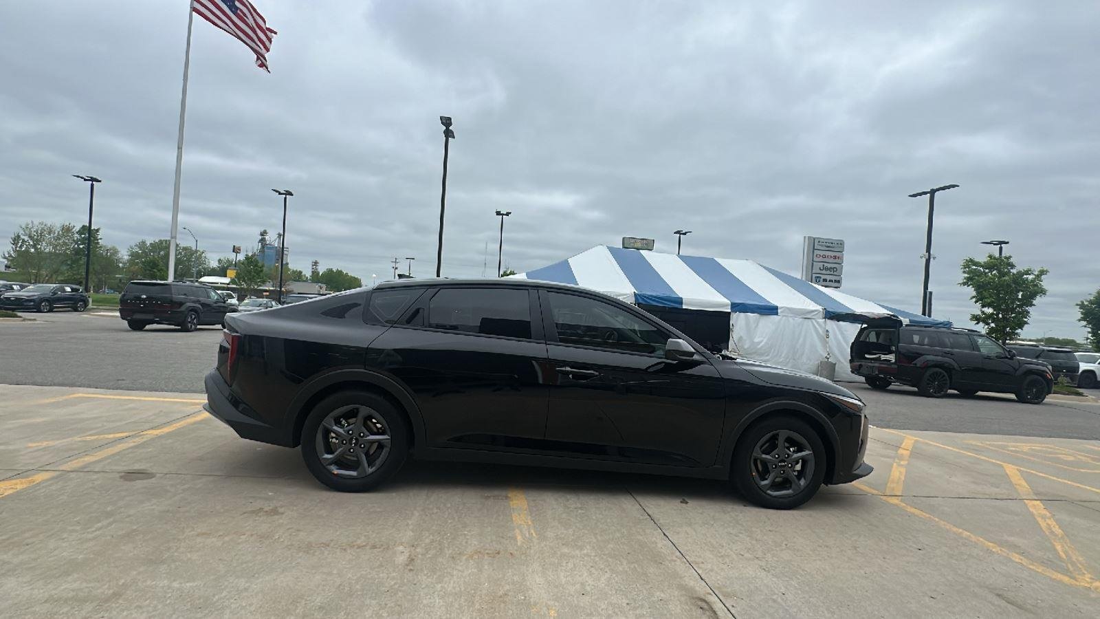 Used 2025 Aurora Black Pearl Kia LXS image 4