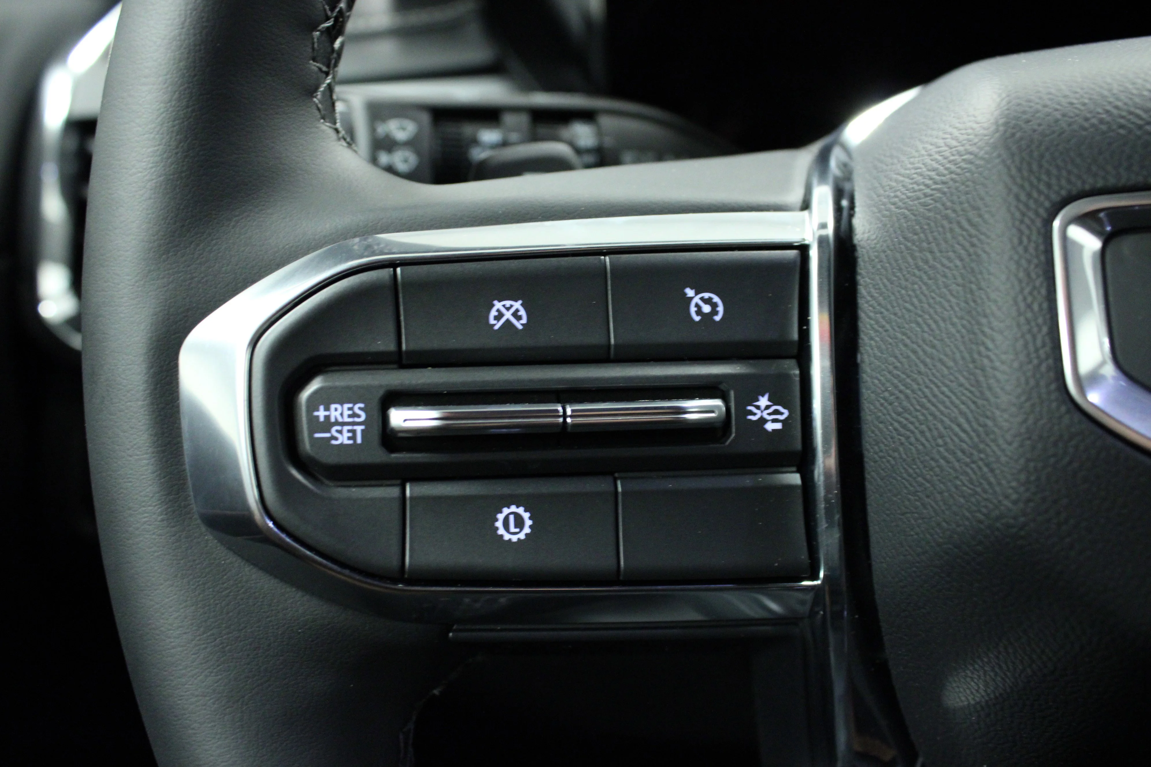 New 2025 Summit White GMC Elevation image 20