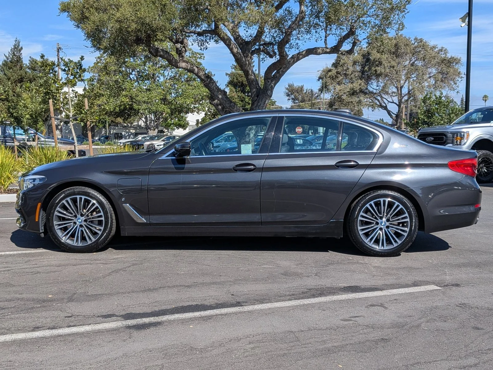 Used 2019 Dark Graphite Metallic BMW 530e iPerformance image 9