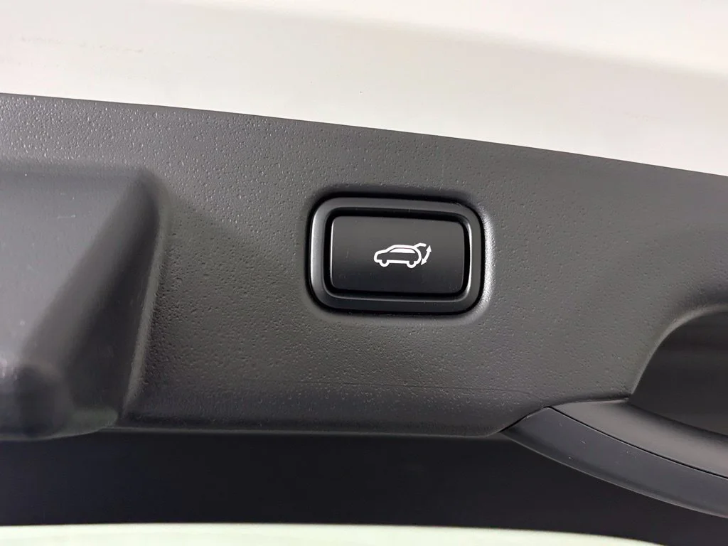 Used 2023 White Kia Wind image 39