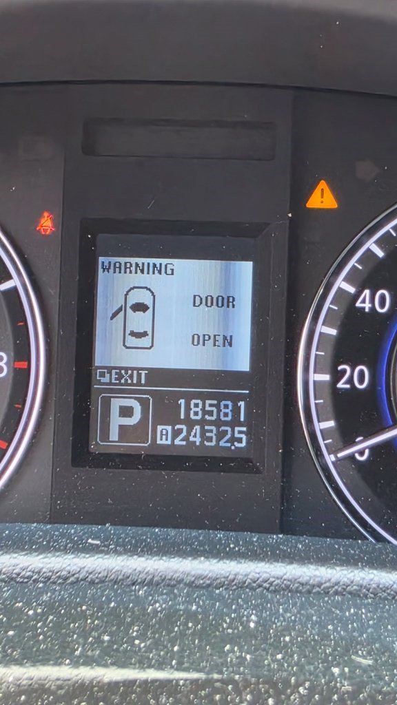 Used 2013 Vibrant Red INFINITI Journey image 4