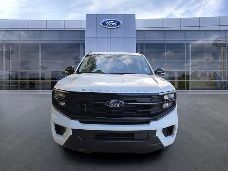 Certified Used 2025 Oxford White Ford Active image 3