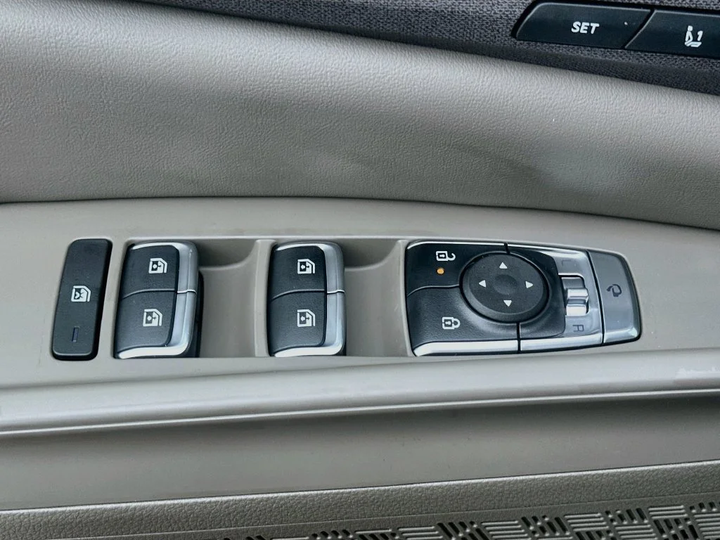 New 2027 Ivory Silver Kia EX image 18