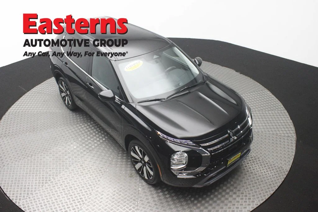 Used 2025 Black Mitsubishi SE image 3