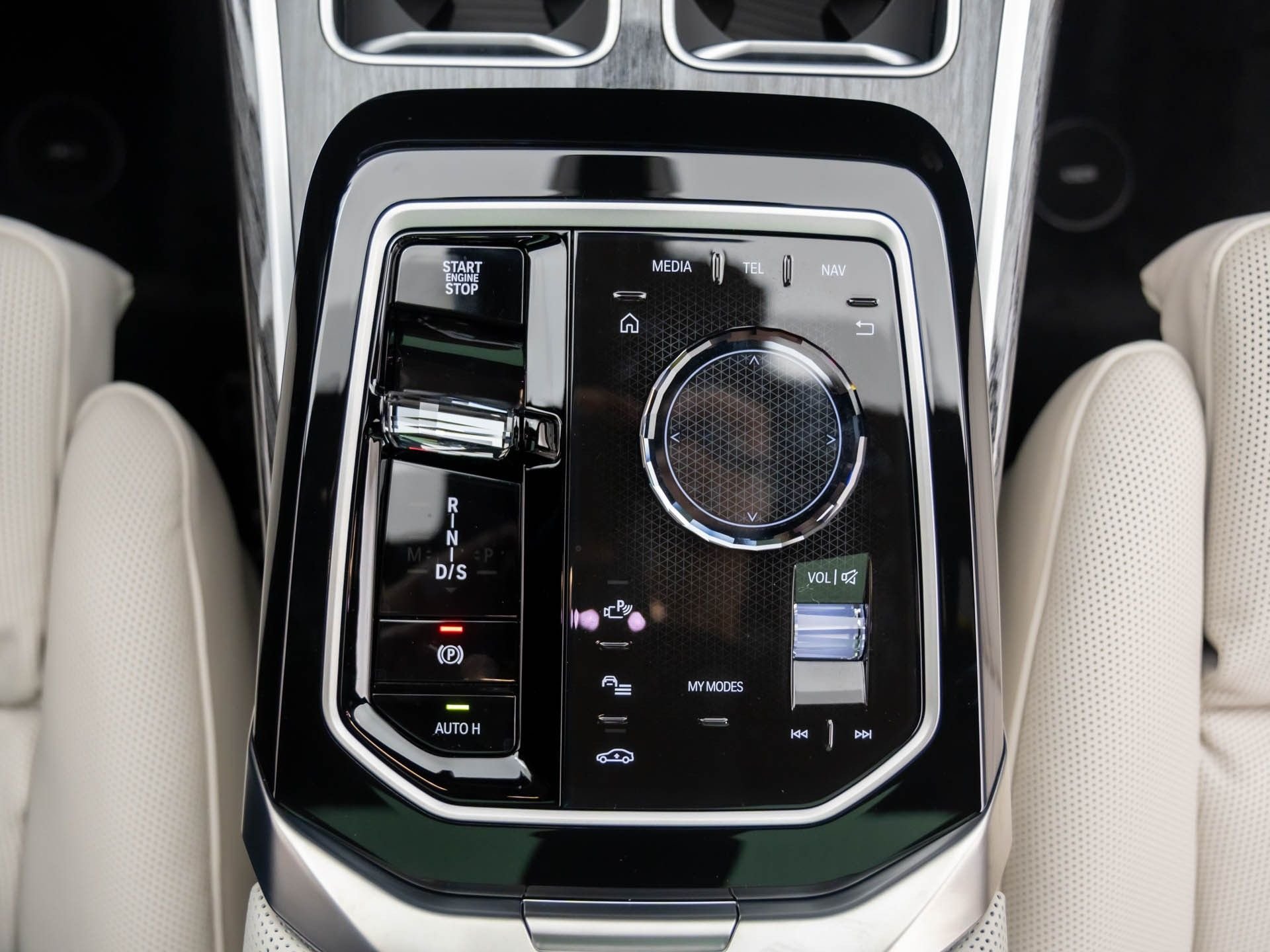New 2026 Tanzanite Blue II Metallic BMW 750e xDrive image 25