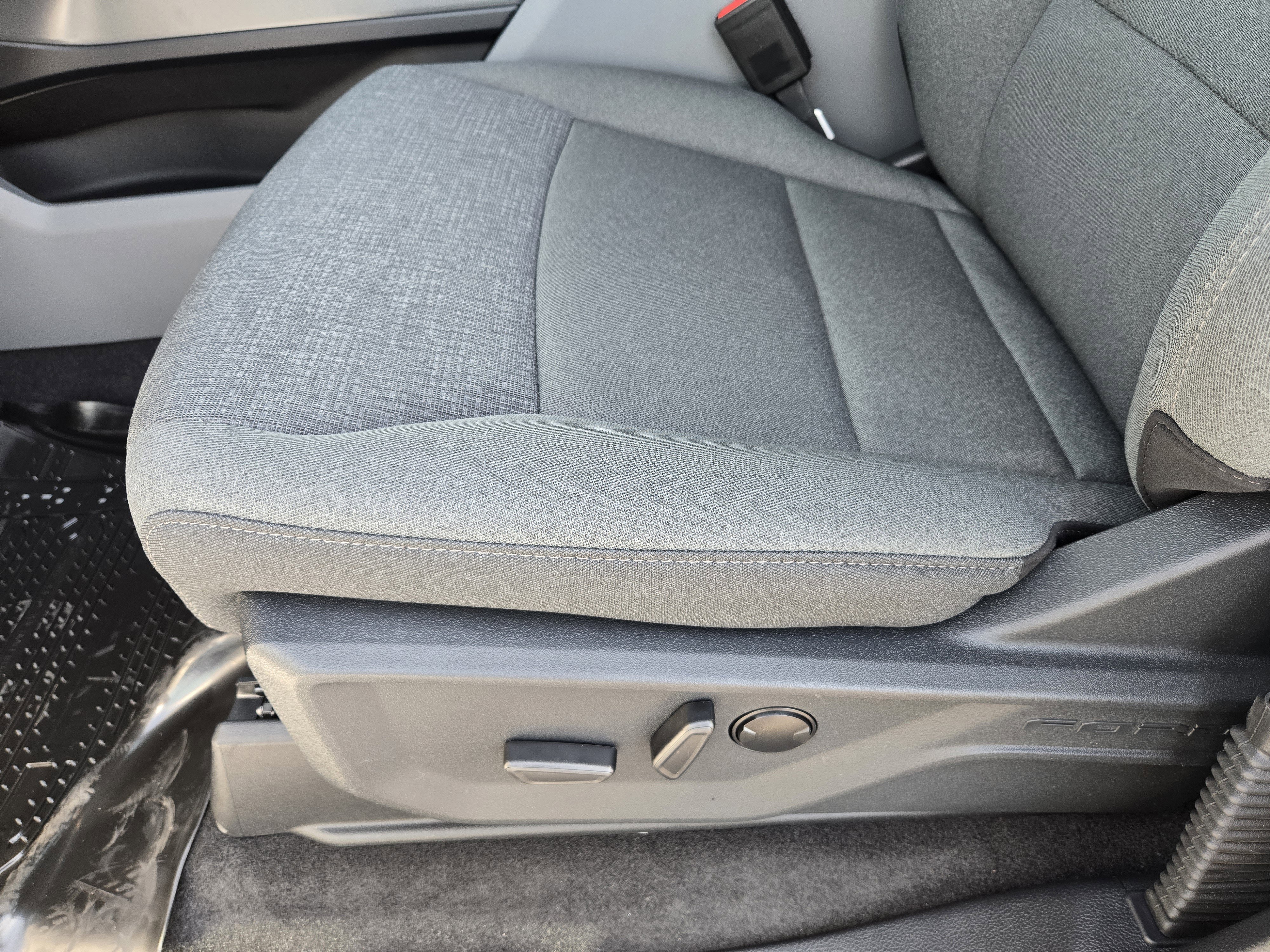 New 2026 Oxford White Ford XLT image 16