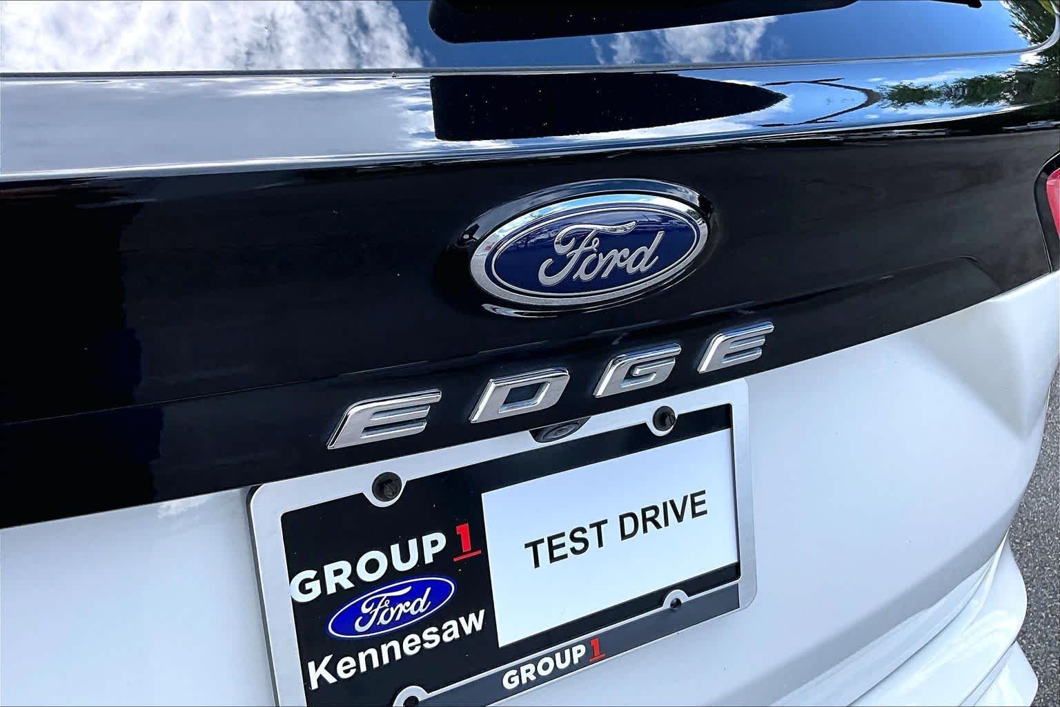 Used 2023 Star White Metallic Tri-Coat Ford ST-Line image 30