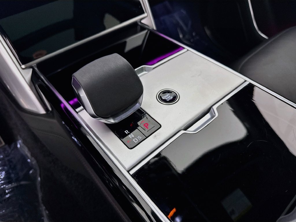 Used 2024 White Land Rover SE image 17