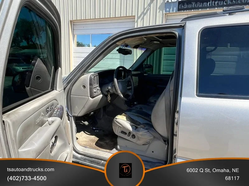 Used 2001 Silver GMC Denali Sport Utility 4D image 13