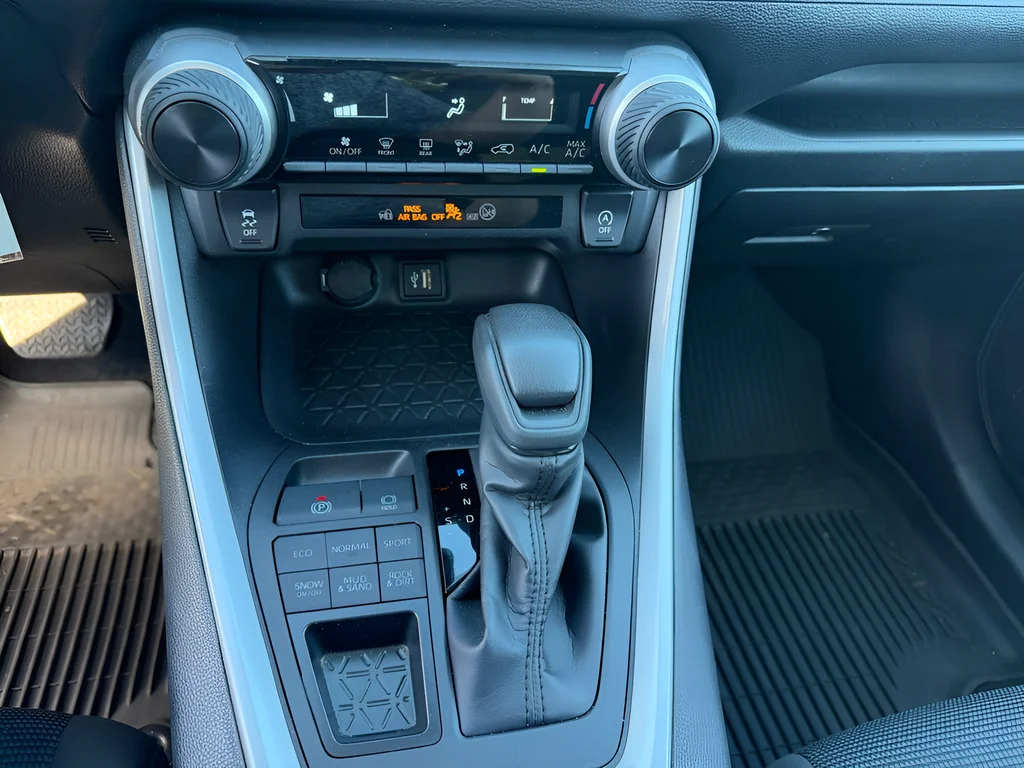 2024 Toyota RAV4 LE - Photo 18