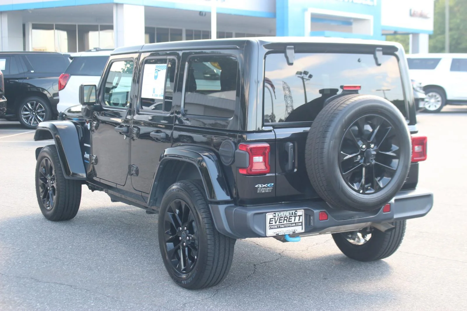 Used 2024  Jeep Sahara image 5