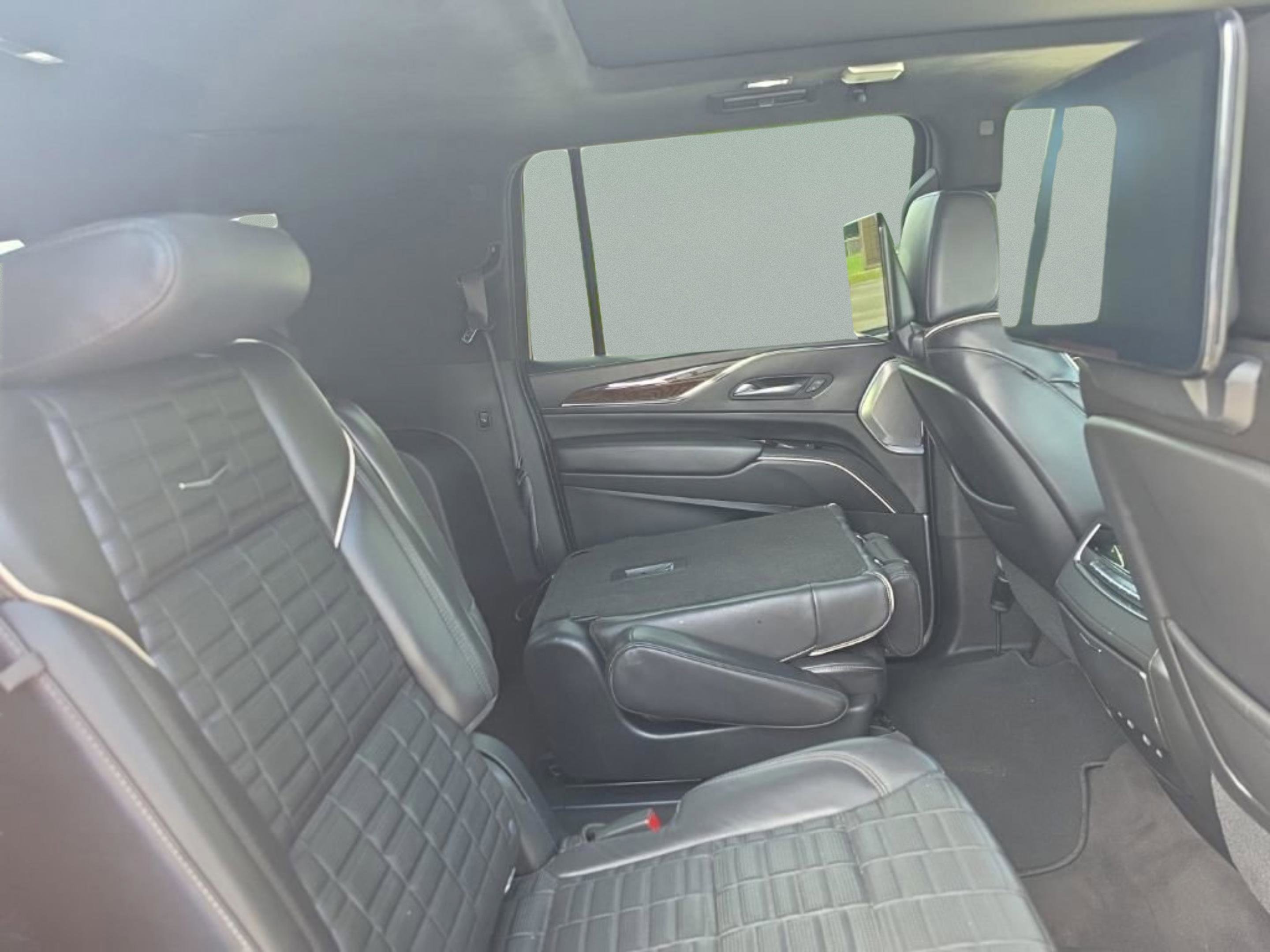 Used 2021 CRYSTAL WHITE TRICOAT Cadillac Sport Platinum image 31