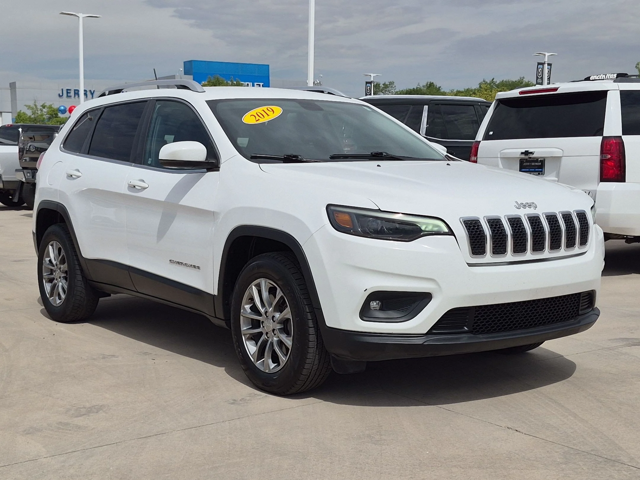 Used 2019 Bright White Clearcoat Jeep Latitude Plus image 7