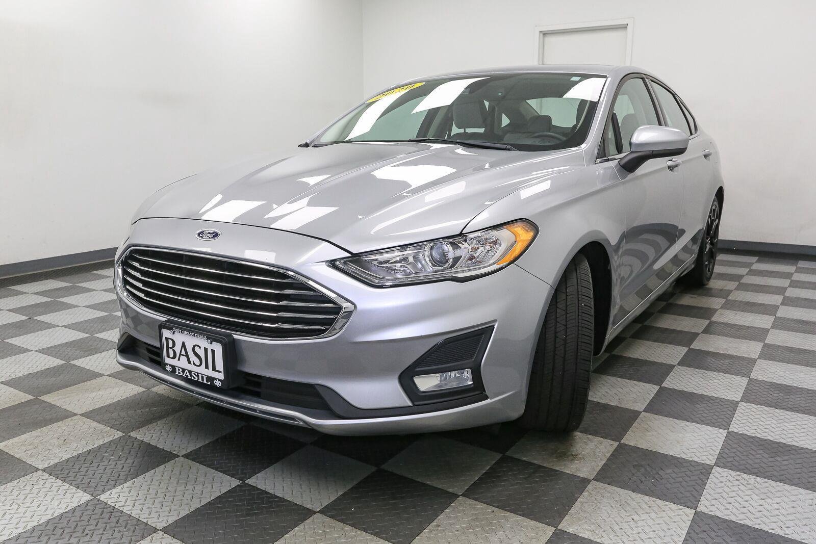 Used 2020 Iconic Silver Ford SE image 4