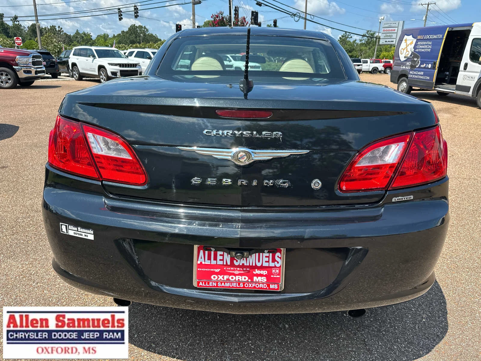 Used 2009 Brilliant Black Pearl Chrysler Limited image 4