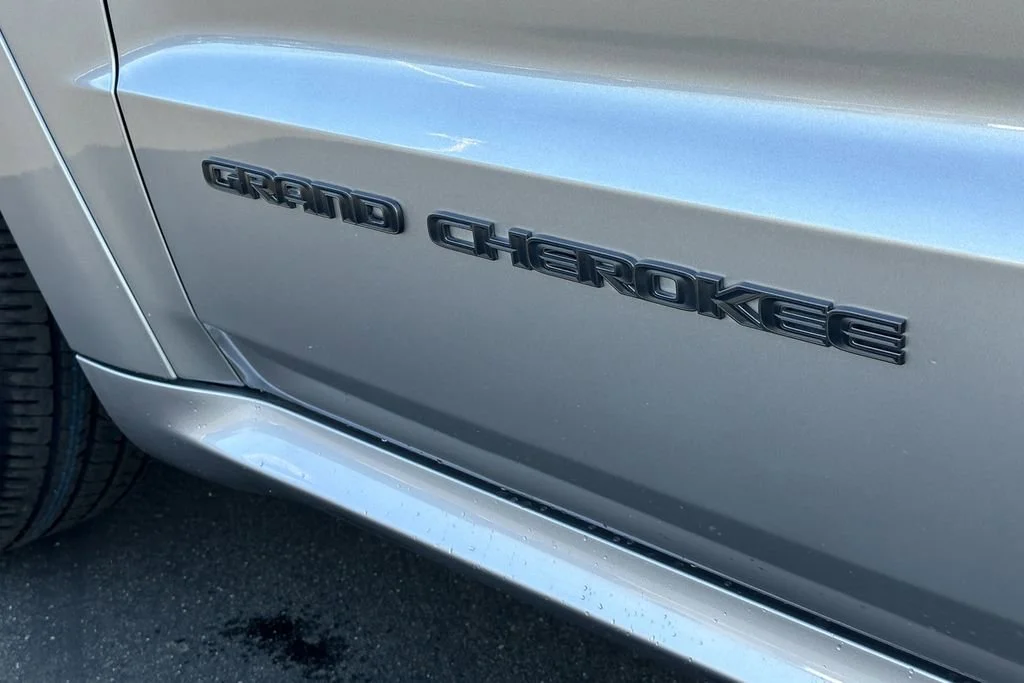 Used 2018 Silver Jeep High Altitude image 9